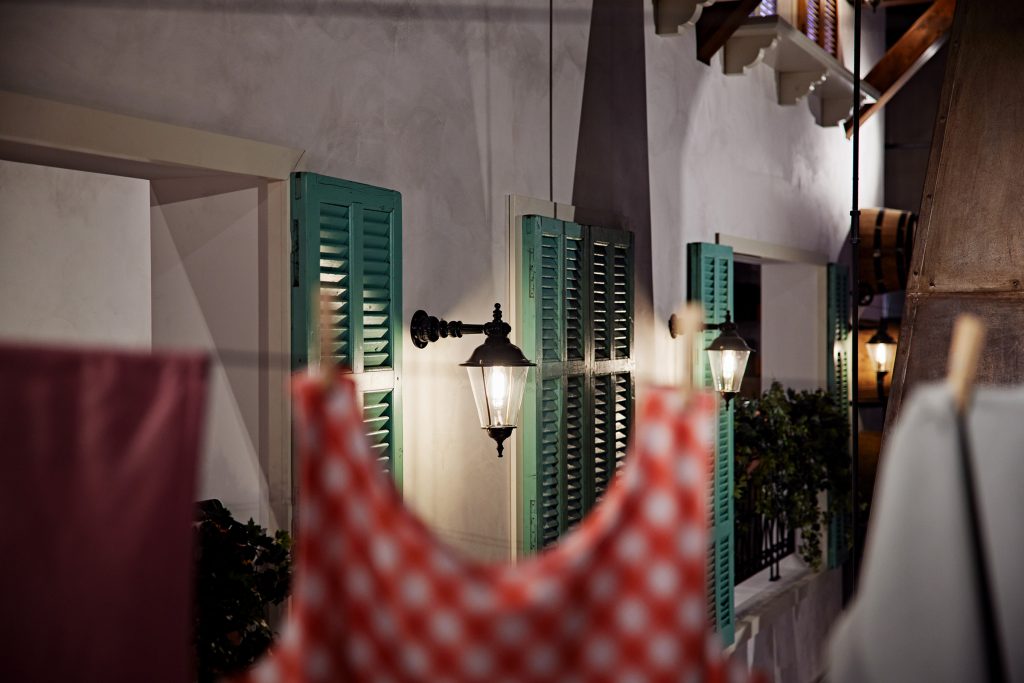 Lucia - Decorative clotheslines and wooden window shutters